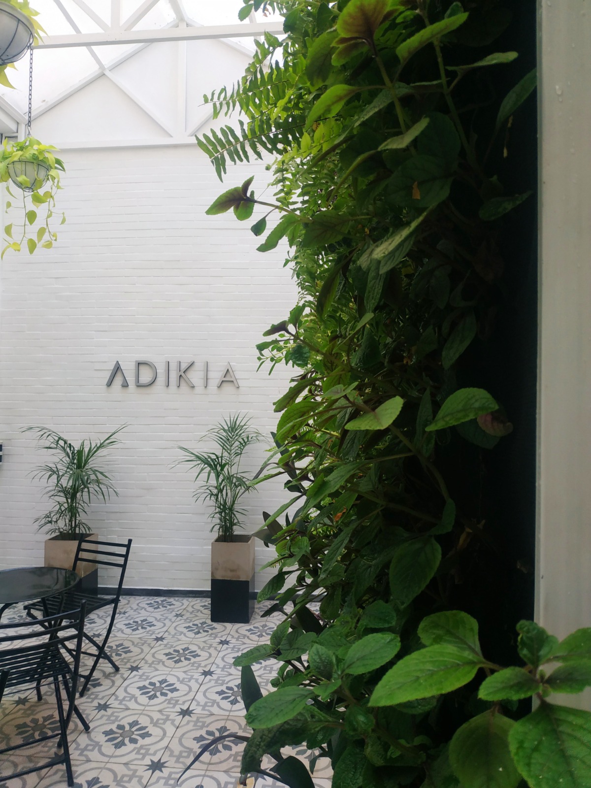 Ambiente del bar con el jardín vertical de fondo