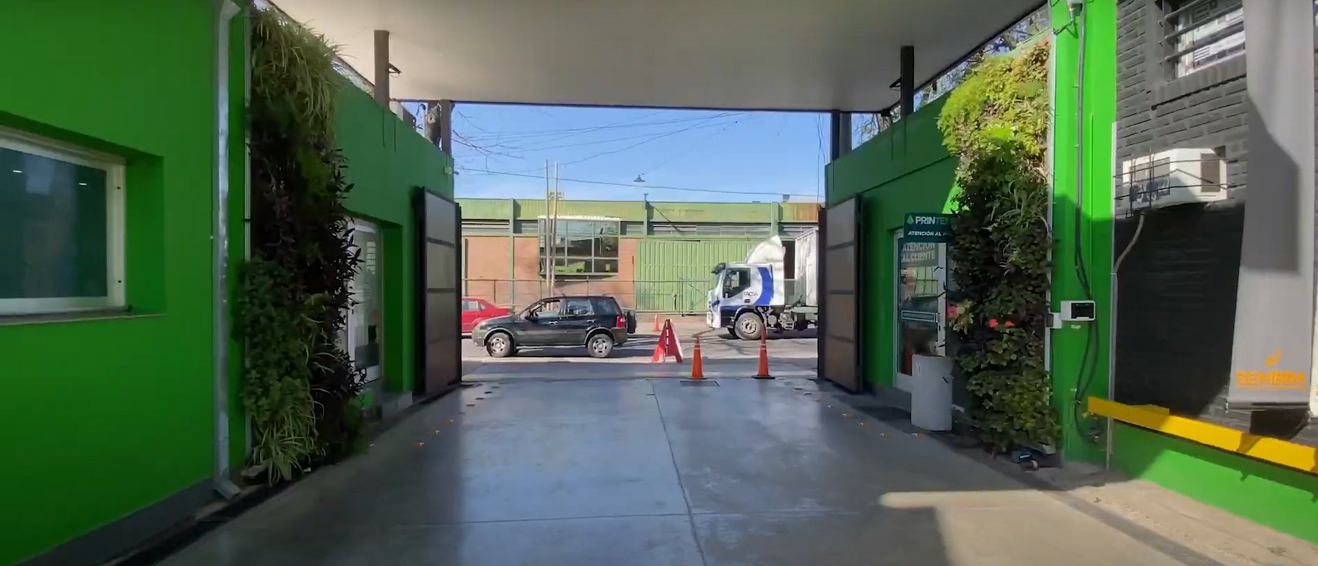 Otro ángulo del jardín vertical, integrándose con el mobiliario de oficina
